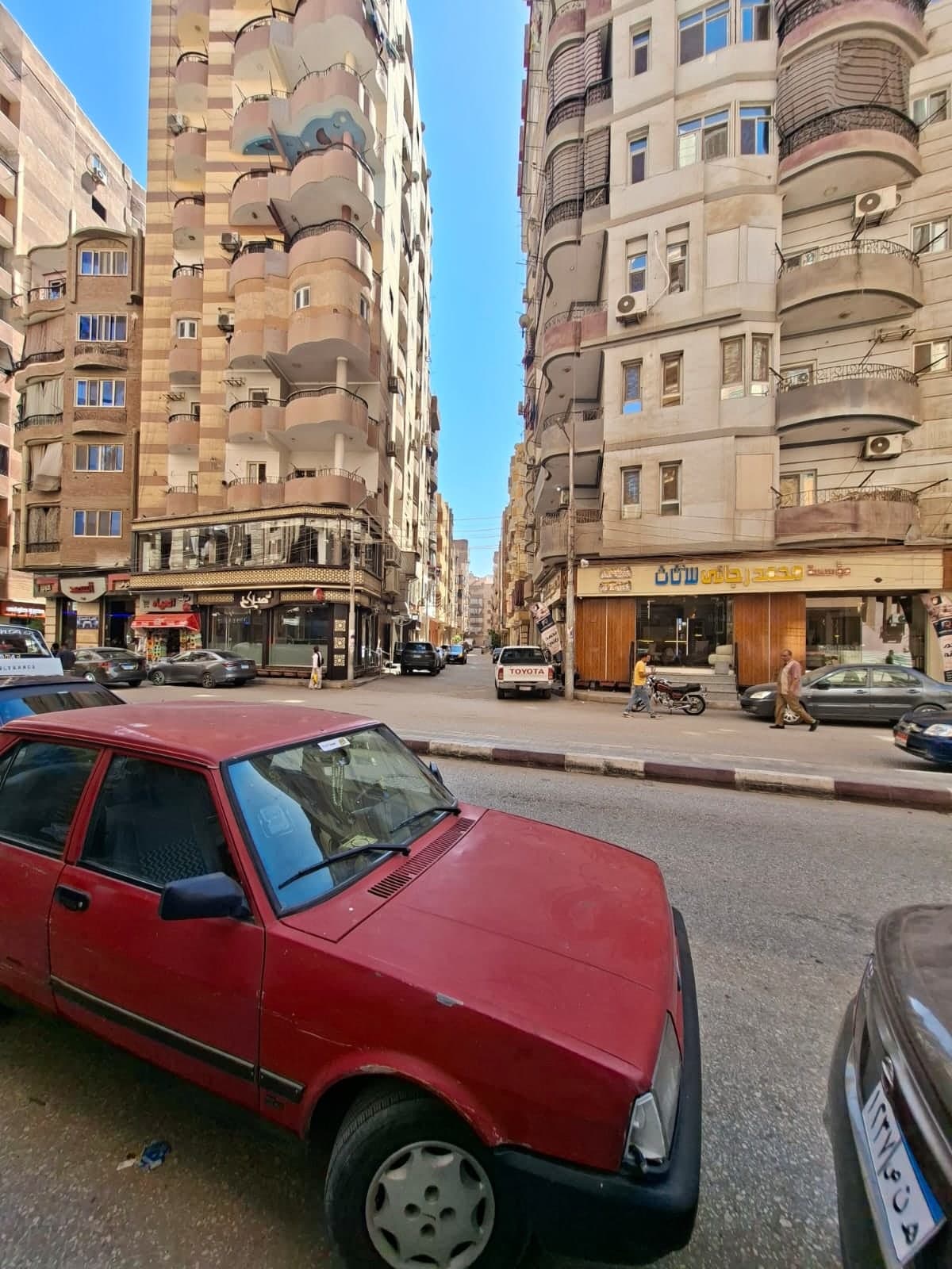 شقة للبيع 120متر سوهاج بشارع الزهراء على الرئيسي عند مطعم ابو صلاح في موقع حيوي وخدمي
